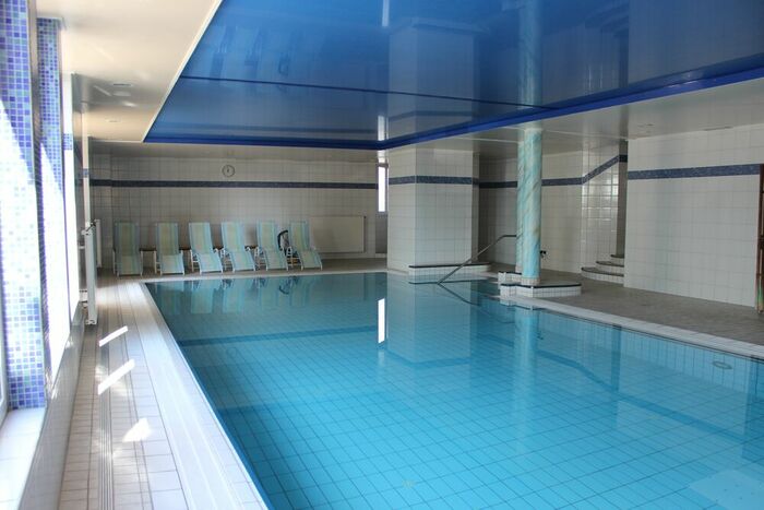Bewegungsbad und Aquafitness, Schwimmbad mit Liegen Bewegungsbad und Aquafitness, Schwimmbad mit Liegen